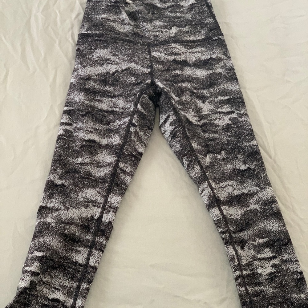 LULULEMON LEGGINGS SIZE 6